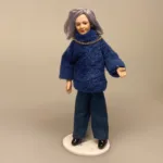 Dukke Frisk Bedstemor. mormor, farmor, tante, dukkehusdukke, dukke, dukkehuset, dukkehusting, dukkehustilbehør, miniature, biti, ribe