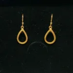 Forgyldte Ørenringe Børstet åben Dråbe , dråbeformet, børstet overflade, guld, ægte, forgyldt, guldbelagt, ørehængere, øreringe, guldøreringe, ørenringe, flotte, små, lette, rå, cool, stilige, nikkelfri, kvalitet, tilbud, dansk, design, susanne friis bjørner, codydon, maanesten, enamel, biti, ribe