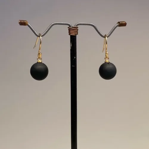 Forgyldte Ørenringe med Kugler - Mat Onyx, mat sort, matte sten, sort agat, sorte agater, sorte øreringe, sorte ørehængere, sten øreringe, kugle øreringe, onyx, onyxer, onyx smykker, biti, ribe, Lieblings, susanne friis bjørner, julie sandlau, enamel, ægte, sten, ædelsten, halvædelsten, guld øreringe, guldkroge, hænge øreringe, agater, sorte agatøreringe,
