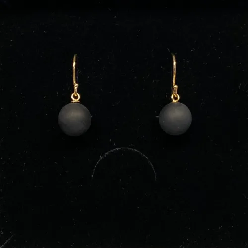 Forgyldte Ørenringe med Kugler - Mat Onyx, mat sort, matte sten, sort agat, sorte agater, sorte øreringe, sorte ørehængere, sten øreringe, kugle øreringe, onyx, onyxer, onyx smykker, biti, ribe, Lieblings, susanne friis bjørner, julie sandlau, enamel, ægte, sten, ædelsten, halvædelsten, guld øreringe, guldkroge, hænge øreringe, agater, sorte agatøreringe,