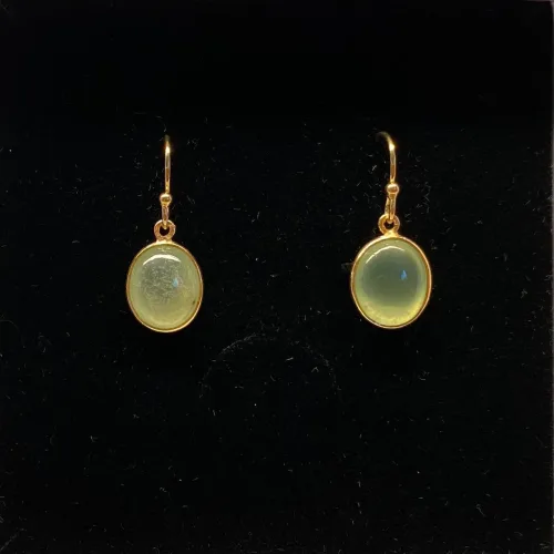 Forgyldte Ørenringe med glatte Ovale Sten - Prenit, prehnit, chakra, hjerte, grøn, lysegrønne, grønne, ørehængere, hængeøreringe, med sten, sten, lykkesten, amuletter, kraft, guldøreringe, ægte, guld, forgyldt, guldøreringe, guldbelagt, hængere, biti, ribe, stine a, susanne friis bjørner, maanesten, ædelsten, mineraler, smukke, magiske