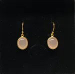 Forgyldte Ørenringe med glatte Ovale Sten - Rosa Quarts, lyserøde, rosafarvede, rosakvarts, ovale sten, sten øreringe, ørenringe, øreringe, hænge øreringe, ørehængere, guld, ægte, guldbelagt, sølv, forgyldte, biti, ribe, smykker, feminine, enkle, simple, elegante, lisberg, susanne friis bjørner, stine a, maanesten, enamel, noa