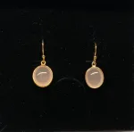 Forgyldte Ørenringe med glatte Ovale Sten - Rosa Quarts, lyserøde, rosafarvede, rosakvarts, ovale sten, sten øreringe, ørenringe, øreringe, hænge øreringe, ørehængere, guld, ægte, guldbelagt, sølv, forgyldte, biti, ribe, smykker, feminine, enkle, simple, elegante, lisberg, susanne friis bjørner, stine a, maanesten, enamel, noa