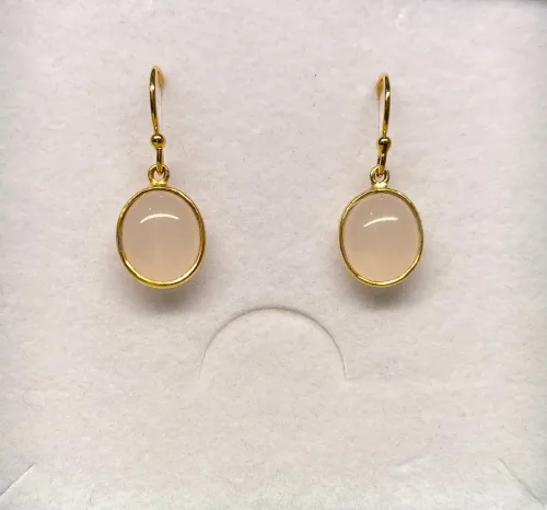 Forgyldte Ørenringe med glatte Ovale Sten - Rosa Quarts, lyserøde, rosafarvede, rosakvarts, ovale sten, sten øreringe, ørenringe, øreringe, hænge øreringe, ørehængere, guld, ægte, guldbelagt, sølv, forgyldte, biti, ribe, smykker, feminine, enkle, simple, elegante, lisberg, susanne friis bjørner, stine a, maanesten, enamel, noa