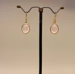 Forgyldte Ørenringe med glatte Ovale Sten - Rosa Quarts, lyserøde, rosafarvede, rosakvarts, ovale sten, sten øreringe, ørenringe, øreringe, hænge øreringe, ørehængere, guld, ægte, guldbelagt, sølv, forgyldte, biti, ribe, smykker, feminine, enkle, simple, elegante, lisberg, susanne friis bjørner, stine a, maanesten, enamel, noa