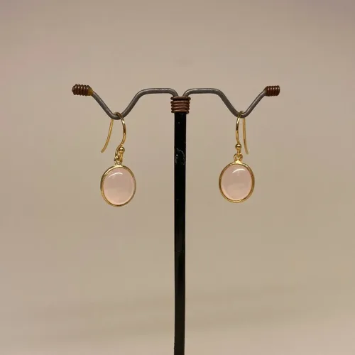 Forgyldte Ørenringe med glatte Ovale Sten - Rosa Quarts, lyserøde, rosafarvede, rosakvarts, ovale sten, sten øreringe, ørenringe, øreringe, hænge øreringe, ørehængere, guld, ægte, guldbelagt, sølv, forgyldte, biti, ribe, smykker, feminine, enkle, simple, elegante, lisberg, susanne friis bjørner, stine a, maanesten, enamel, noa