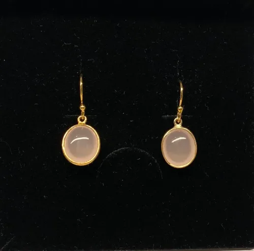 Forgyldte Ørenringe med glatte Ovale Sten - Rosa Quarts, lyserøde, rosafarvede, rosakvarts, ovale sten, sten øreringe, ørenringe, øreringe, hænge øreringe, ørehængere, guld, ægte, guldbelagt, sølv, forgyldte, biti, ribe, smykker, feminine, enkle, simple, elegante, lisberg, susanne friis bjørner, stine a, maanesten, enamel, noa