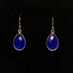 Guld Ørenringe med Facet Dråber - Blå Agat , kongeblå, royal blå, cobolt blå, koboltblå, blå, øreringe, ørenringe, ørehængere, hænge øreringe, sten, ægte, guld, guldbelagt, sølv, forgyldt, dråber, dråbeformede, facetslebne, fest, fest tøj, galla, smykker, tilbehør, susanne friis bjørner, biti, ribe, stine a, enamel, ædelsten