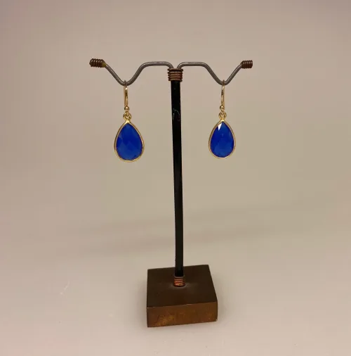 Guld Ørenringe med Facet Dråber - Blå Agat , kongeblå, royal blå, cobolt blå, koboltblå, blå, øreringe, ørenringe, ørehængere, hænge øreringe, sten, ægte, guld, guldbelagt, sølv, forgyldt, dråber, dråbeformede, facetslebne, fest, fest tøj, galla, smykker, tilbehør, susanne friis bjørner, biti, ribe, stine a, enamel, ædelsten