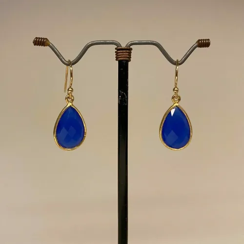 Guld Ørenringe med Facet Dråber - Blå Agat , kongeblå, royal blå, cobolt blå, koboltblå, blå, øreringe, ørenringe, ørehængere, hænge øreringe, sten, ægte, guld, guldbelagt, sølv, forgyldt, dråber, dråbeformede, facetslebne, fest, fest tøj, galla, smykker, tilbehør, susanne friis bjørner, biti, ribe, stine a, enamel, ædelsten