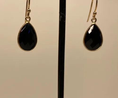 Guld Ørenringe med Facet Dråber - Onyx, sorte sten, sorte dråber, sorte øreringe, guld øreringe, forgyldte, guldbelagte, ørehængere, hængeøreringe, guld kroge, dråbeformede, facetterede, facetsten, facetslebne, facetslebet, sort agat, sort onyv, blanke, biti, ribe, smykker, dansk design, danske brands, susanne friis bjørner, Maanesten, Stine A,