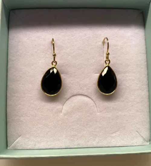 Guld Ørenringe med Facet Dråber - Onyx, sorte sten, sorte dråber, sorte øreringe, guld øreringe, forgyldte, guldbelagte, ørehængere, hængeøreringe, guld kroge, dråbeformede, facetterede, facetsten, facetslebne, facetslebet, sort agat, sort onyv, blanke, biti, ribe, smykker, dansk design, danske brands, susanne friis bjørner, Maanesten, Stine A,