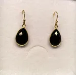 Guld Ørenringe med Facet Dråber - Onyx, sorte sten, sorte dråber, sorte øreringe, guld øreringe, forgyldte, guldbelagte, ørehængere, hængeøreringe, guld kroge, dråbeformede, facetterede, facetsten, facetslebne, facetslebet, sort agat, sort onyv, blanke, biti, ribe, smykker, dansk design, danske brands, susanne friis bjørner, Maanesten, Stine A,