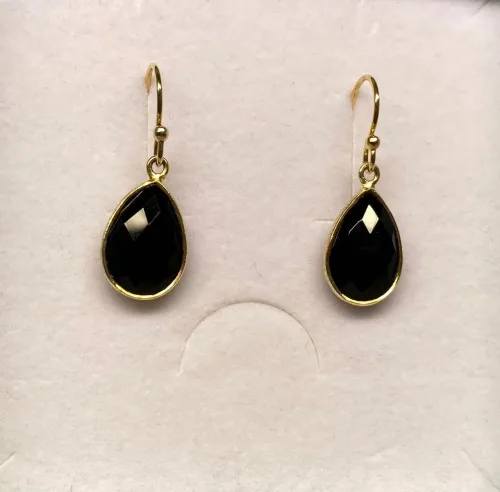 Guld Ørenringe med Facet Dråber - Onyx, sorte sten, sorte dråber, sorte øreringe, guld øreringe, forgyldte, guldbelagte, ørehængere, hængeøreringe, guld kroge, dråbeformede, facetterede, facetsten, facetslebne, facetslebet, sort agat, sort onyv, blanke, biti, ribe, smykker, dansk design, danske brands, susanne friis bjørner, Maanesten, Stine A,