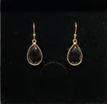 Guld Ørenringe med Facet Dråber - Onyx, sorte sten, sorte dråber, sorte øreringe, guld øreringe, forgyldte, guldbelagte, ørehængere, hængeøreringe, guld kroge, dråbeformede, facetterede, facetsten, facetslebne, facetslebet, sort agat, sort onyv, blanke, biti, ribe, smykker, dansk design, danske brands, susanne friis bjørner, Maanesten, Stine A,