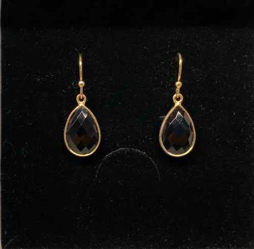 Guld Ørenringe med Facet Dråber - Onyx, sorte sten, sorte dråber, sorte øreringe, guld øreringe, forgyldte, guldbelagte, ørehængere, hængeøreringe, guld kroge, dråbeformede, facetterede, facetsten, facetslebne, facetslebet, sort agat, sort onyv, blanke, biti, ribe, smykker, dansk design, danske brands, susanne friis bjørner, Maanesten, Stine A,