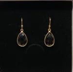 Guld Ørenringe med Facet Dråber - Onyx, sorte sten, sorte dråber, sorte øreringe, guld øreringe, forgyldte, guldbelagte, ørehængere, hængeøreringe, guld kroge, dråbeformede, facetterede, facetsten, facetslebne, facetslebet, sort agat, sort onyv, blanke, biti, ribe, smykker, dansk design, danske brands, susanne friis bjørner, Maanesten, Stine A,