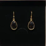 Guld Ørenringe med Facet Dråber - Onyx, sorte sten, sorte dråber, sorte øreringe, guld øreringe, forgyldte, guldbelagte, ørehængere, hængeøreringe, guld kroge, dråbeformede, facetterede, facetsten, facetslebne, facetslebet, sort agat, sort onyv, blanke, biti, ribe, smykker, dansk design, danske brands, susanne friis bjørner, Maanesten, Stine A,