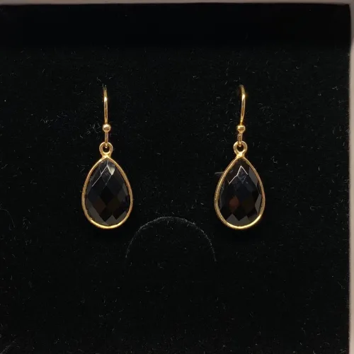 Guld Ørenringe med Facet Dråber - Onyx, sorte sten, sorte dråber, sorte øreringe, guld øreringe, forgyldte, guldbelagte, ørehængere, hængeøreringe, guld kroge, dråbeformede, facetterede, facetsten, facetslebne, facetslebet, sort agat, sort onyv, blanke, biti, ribe, smykker, dansk design, danske brands, susanne friis bjørner, Maanesten, Stine A,