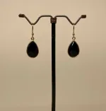 Guld Ørenringe med Facet Dråber - Onyx, sorte sten, sorte dråber, sorte øreringe, guld øreringe, forgyldte, guldbelagte, ørehængere, hængeøreringe, guld kroge, dråbeformede, facetterede, facetsten, facetslebne, facetslebet, sort agat, sort onyv, blanke, biti, ribe, smykker, dansk design, danske brands, susanne friis bjørner, Maanesten, Stine A,