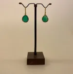 Guld Ørenringe med Oval facetslebet - Grøn Agat, grønne sten, grønne øreringe, øreringe, ørenringe, ørehængere, hængeøreringe, hænge øreringe, stenøreringe, øreringe med sten, ædelsten, grønne ørehængere, agater, agat øreringe, smykker med, festøreringe, galla, ovale sten, ovale øreringe, klar grøn, knaldgrøn, modefarve, 2020. moden, design, tilbud, kvalitet, smukke, store, lette, nikkelfri, specielle, susanne friis bjørner, stine a, maanesten, sandlau, biti, ribe