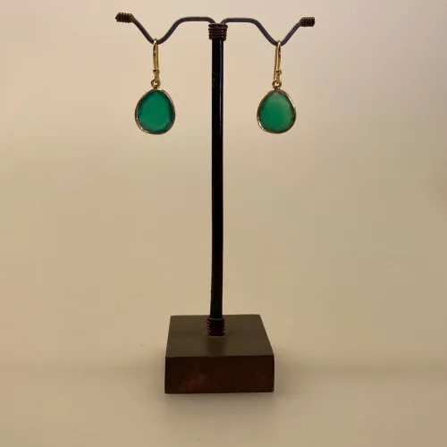 Guld Ørenringe med Oval facetslebet - Grøn Agat, grønne sten, grønne øreringe, øreringe, ørenringe, ørehængere, hængeøreringe, hænge øreringe, stenøreringe, øreringe med sten, ædelsten, grønne ørehængere, agater, agat øreringe, smykker med, festøreringe, galla, ovale sten, ovale øreringe, klar grøn, knaldgrøn, modefarve, 2020. moden, design, tilbud, kvalitet, smukke, store, lette, nikkelfri, specielle, susanne friis bjørner, stine a, maanesten, sandlau, biti, ribe