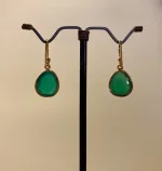 Guld Ørenringe med Oval facetslebet - Grøn Agat, grønne sten, grønne øreringe, øreringe, ørenringe, ørehængere, hængeøreringe, hænge øreringe, stenøreringe, øreringe med sten, ædelsten, grønne ørehængere, agater, agat øreringe, smykker med, festøreringe, galla, ovale sten, ovale øreringe, klar grøn, knaldgrøn, modefarve, 2020. moden, design, tilbud, kvalitet, smukke, store, lette, nikkelfri, specielle, susanne friis bjørner, stine a, maanesten, sandlau, biti, ribe