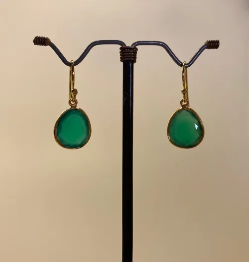 Guld Ørenringe med Oval facetslebet - Grøn Agat, grønne sten, grønne øreringe, øreringe, ørenringe, ørehængere, hængeøreringe, hænge øreringe, stenøreringe, øreringe med sten, ædelsten, grønne ørehængere, agater, agat øreringe, smykker med, festøreringe, galla, ovale sten, ovale øreringe, klar grøn, knaldgrøn, modefarve, 2020. moden, design, tilbud, kvalitet, smukke, store, lette, nikkelfri, specielle, susanne friis bjørner, stine a, maanesten, sandlau, biti, ribe