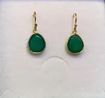 Guld Ørenringe med Oval facetslebet - Grøn Agat, grønne sten, grønne øreringe, øreringe, ørenringe, ørehængere, hængeøreringe, hænge øreringe, stenøreringe, øreringe med sten, ædelsten, grønne ørehængere, agater, agat øreringe, smykker med, festøreringe, galla, ovale sten, ovale øreringe, klar grøn, knaldgrøn, modefarve, 2020. moden, design, tilbud, kvalitet, smukke, store, lette, nikkelfri, specielle, susanne friis bjørner, stine a, maanesten, sandlau, biti, ribe