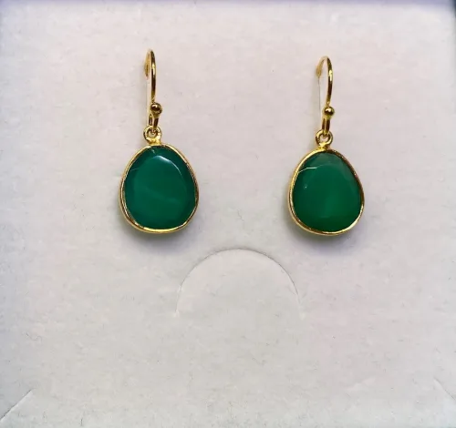 Guld Ørenringe med Oval facetslebet - Grøn Agat, grønne sten, grønne øreringe, øreringe, ørenringe, ørehængere, hængeøreringe, hænge øreringe, stenøreringe, øreringe med sten, ædelsten, grønne ørehængere, agater, agat øreringe, smykker med, festøreringe, galla, ovale sten, ovale øreringe, klar grøn, knaldgrøn, modefarve, 2020. moden, design, tilbud, kvalitet, smukke, store, lette, nikkelfri, specielle, susanne friis bjørner, stine a, maanesten, sandlau, biti, ribe