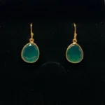 Guld Ørenringe med Oval facetslebet - Grøn Agat, grønne sten, grønne øreringe, øreringe, ørenringe, ørehængere, hængeøreringe, hænge øreringe, stenøreringe, øreringe med sten, ædelsten, grønne ørehængere, agater, agat øreringe, smykker med, festøreringe, galla, ovale sten, ovale øreringe, klar grøn, knaldgrøn, modefarve, 2020. moden, design, tilbud, kvalitet, smukke, store, lette, nikkelfri, specielle, susanne friis bjørner, stine a, maanesten, sandlau, biti, ribe