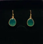 Guld Ørenringe med Oval facetslebet - Grøn Agat, grønne sten, grønne øreringe, øreringe, ørenringe, ørehængere, hængeøreringe, hænge øreringe, stenøreringe, øreringe med sten, ædelsten, grønne ørehængere, agater, agat øreringe, smykker med, festøreringe, galla, ovale sten, ovale øreringe, klar grøn, knaldgrøn, modefarve, 2020. moden, design, tilbud, kvalitet, smukke, store, lette, nikkelfri, specielle, susanne friis bjørner, stine a, maanesten, sandlau, biti, ribe