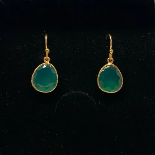 Guld Ørenringe med Oval facetslebet - Grøn Agat, grønne sten, grønne øreringe, øreringe, ørenringe, ørehængere, hængeøreringe, hænge øreringe, stenøreringe, øreringe med sten, ædelsten, grønne ørehængere, agater, agat øreringe, smykker med, festøreringe, galla, ovale sten, ovale øreringe, klar grøn, knaldgrøn, modefarve, 2020. moden, design, tilbud, kvalitet, smukke, store, lette, nikkelfri, specielle, susanne friis bjørner, stine a, maanesten, sandlau, biti, ribe