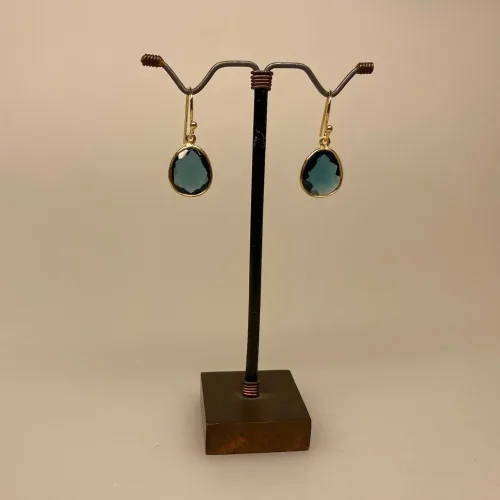 Guld Ørenringe med Oval facetslebet - Londonblå Krystal , topas, topaz, ægte, ædelsten, halvædelsten, diamantslebet, favetslibning, elegante, galla, eksamens, gave, smukke, festsmykker, fest øreringe, øreringe, ørenringe, ørehængere, hænge øreringe, london blå, london blå, biti, ribe, susanne friis bjørner, cool, elegante, luksus, julie sandlau, sandlav,