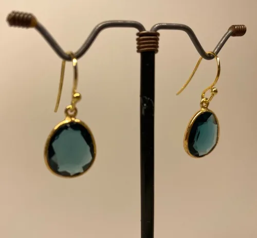 Guld Ørenringe med Oval facetslebet - Londonblå Krystal , topas, topaz, ægte, ædelsten, halvædelsten, diamantslebet, favetslibning, elegante, galla, eksamens, gave, smukke, festsmykker, fest øreringe, øreringe, ørenringe, ørehængere, hænge øreringe, london blå, london blå, biti, ribe, susanne friis bjørner, cool, elegante, luksus, julie sandlau, sandlav,
