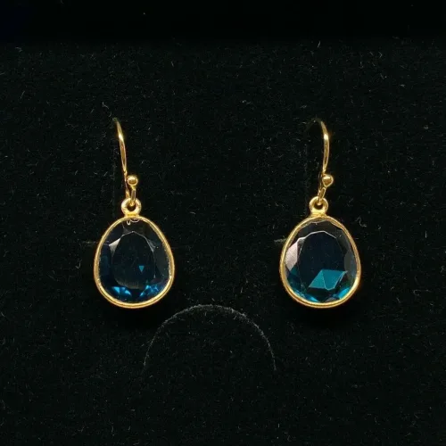Guld Ørenringe med Oval facetslebet - Londonblå Krystal , topas, topaz, ægte, ædelsten, halvædelsten, diamantslebet, favetslibning, elegante, galla, eksamens, gave, smukke, festsmykker, fest øreringe, øreringe, ørenringe, ørehængere, hænge øreringe, london blå, london blå, biti, ribe, susanne friis bjørner, cool, elegante, luksus, julie sandlau, sandlav,