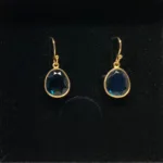 Guld Ørenringe med Oval facetslebet - Londonblå Krystal , topas, topaz, ægte, ædelsten, halvædelsten, diamantslebet, favetslibning, elegante, galla, eksamens, gave, smukke, festsmykker, fest øreringe, øreringe, ørenringe, ørehængere, hænge øreringe, london blå, london blå, biti, ribe, susanne friis bjørner, cool, elegante, luksus, julie sandlau, sandlav,