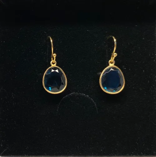 Guld Ørenringe med Oval facetslebet - Londonblå Krystal , topas, topaz, ægte, ædelsten, halvædelsten, diamantslebet, favetslibning, elegante, galla, eksamens, gave, smukke, festsmykker, fest øreringe, øreringe, ørenringe, ørehængere, hænge øreringe, london blå, london blå, biti, ribe, susanne friis bjørner, cool, elegante, luksus, julie sandlau, sandlav,
