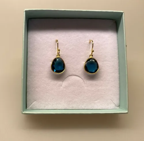 Guld Ørenringe med Oval facetslebet - Londonblå Krystal , topas, topaz, ægte, ædelsten, halvædelsten, diamantslebet, favetslibning, elegante, galla, eksamens, gave, smukke, festsmykker, fest øreringe, øreringe, ørenringe, ørehængere, hænge øreringe, london blå, london blå, biti, ribe, susanne friis bjørner, cool, elegante, luksus, julie sandlau, sandlav,