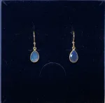 Guld Ørenringe med facetslebet Lille Dråbe - Labradorit, amulet, dråbe, blå øreringe, øreringe med sten, sten øreringe, stenøreringe, blå sten, ørehængere, ægte sølv, ægte guld, forgyldte øreringe, forgyldte sølv øreringe, ørehængere, hængeøreringe, små øreringe, små ørekroge, fine, elegante, feminine, festøreringe, til fest, diskrete, labradoit øreringe, smykker med, maanesten, månesten, iriserende, opal, tilbud, billige, holdbare, kvalitet, flotte, fine, modere, tidsløse, design, dansk, biti, ribe, guldøreringe, susanne friis bjørner, stine a, corydon, brands,