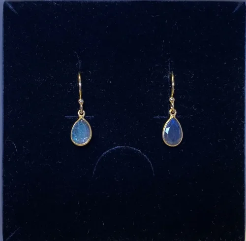 Guld Ørenringe med facetslebet Lille Dråbe - Labradorit, amulet, dråbe, blå øreringe, øreringe med sten, sten øreringe, stenøreringe, blå sten, ørehængere, ægte sølv, ægte guld, forgyldte øreringe, forgyldte sølv øreringe, ørehængere, hængeøreringe, små øreringe, små ørekroge, fine, elegante, feminine, festøreringe, til fest, diskrete, labradoit øreringe, smykker med, maanesten, månesten, iriserende, opal, tilbud, billige, holdbare, kvalitet, flotte, fine, modere, tidsløse, design, dansk, biti, ribe, guldøreringe, susanne friis bjørner, stine a, corydon, brands,