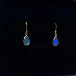 Guld Ørenringe med facetslebet Lille Dråbe - Labradorit, amulet, dråbe, blå øreringe, øreringe med sten, sten øreringe, stenøreringe, blå sten, ørehængere, ægte sølv, ægte guld, forgyldte øreringe, forgyldte sølv øreringe, ørehængere, hængeøreringe, små øreringe, små ørekroge, fine, elegante, feminine, festøreringe, til fest, diskrete, labradoit øreringe, smykker med, maanesten, månesten, iriserende, opal, tilbud, billige, holdbare, kvalitet, flotte, fine, modere, tidsløse, design, dansk, biti, ribe, guldøreringe, susanne friis bjørner, stine a, corydon, brands,