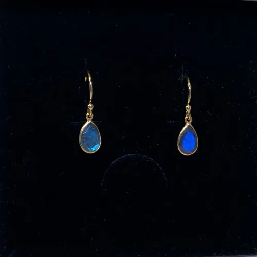 Guld Ørenringe med facetslebet Lille Dråbe - Labradorit, amulet, dråbe, blå øreringe, øreringe med sten, sten øreringe, stenøreringe, blå sten, ørehængere, ægte sølv, ægte guld, forgyldte øreringe, forgyldte sølv øreringe, ørehængere, hængeøreringe, små øreringe, små ørekroge, fine, elegante, feminine, festøreringe, til fest, diskrete, labradoit øreringe, smykker med, maanesten, månesten, iriserende, opal, tilbud, billige, holdbare, kvalitet, flotte, fine, modere, tidsløse, design, dansk, biti, ribe, guldøreringe, susanne friis bjørner, stine a, corydon, brands,