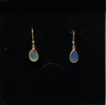 Guld Ørenringe med facetslebet Lille Dråbe - Labradorit, amulet, dråbe, blå øreringe, øreringe med sten, sten øreringe, stenøreringe, blå sten, ørehængere, ægte sølv, ægte guld, forgyldte øreringe, forgyldte sølv øreringe, ørehængere, hængeøreringe, små øreringe, små ørekroge, fine, elegante, feminine, festøreringe, til fest, diskrete, labradoit øreringe, smykker med, maanesten, månesten, iriserende, opal, tilbud, billige, holdbare, kvalitet, flotte, fine, modere, tidsløse, design, dansk, biti, ribe, guldøreringe, susanne friis bjørner, stine a, corydon, brands,