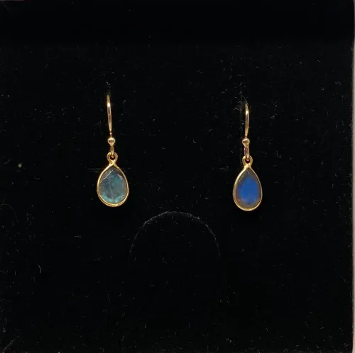 Guld Ørenringe med facetslebet Lille Dråbe - Labradorit, amulet, dråbe, blå øreringe, øreringe med sten, sten øreringe, stenøreringe, blå sten, ørehængere, ægte sølv, ægte guld, forgyldte øreringe, forgyldte sølv øreringe, ørehængere, hængeøreringe, små øreringe, små ørekroge, fine, elegante, feminine, festøreringe, til fest, diskrete, labradoit øreringe, smykker med, maanesten, månesten, iriserende, opal, tilbud, billige, holdbare, kvalitet, flotte, fine, modere, tidsløse, design, dansk, biti, ribe, guldøreringe, susanne friis bjørner, stine a, corydon, brands,