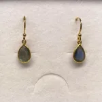Guld Ørenringe med facetslebet Lille Dråbe - Labradorit, amulet, dråbe, blå øreringe, øreringe med sten, sten øreringe, stenøreringe, blå sten, ørehængere, ægte sølv, ægte guld, forgyldte øreringe, forgyldte sølv øreringe, ørehængere, hængeøreringe, små øreringe, små ørekroge, fine, elegante, feminine, festøreringe, til fest, diskrete, labradoit øreringe, smykker med, maanesten, månesten, iriserende, opal, tilbud, billige, holdbare, kvalitet, flotte, fine, modere, tidsløse, design, dansk, biti, ribe, guldøreringe, susanne friis bjørner, stine a, corydon, brands,