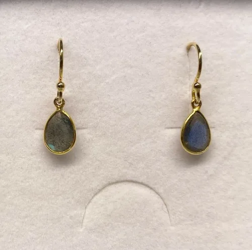 Guld Ørenringe med facetslebet Lille Dråbe - Labradorit, amulet, dråbe, blå øreringe, øreringe med sten, sten øreringe, stenøreringe, blå sten, ørehængere, ægte sølv, ægte guld, forgyldte øreringe, forgyldte sølv øreringe, ørehængere, hængeøreringe, små øreringe, små ørekroge, fine, elegante, feminine, festøreringe, til fest, diskrete, labradoit øreringe, smykker med, maanesten, månesten, iriserende, opal, tilbud, billige, holdbare, kvalitet, flotte, fine, modere, tidsløse, design, dansk, biti, ribe, guldøreringe, susanne friis bjørner, stine a, corydon, brands,