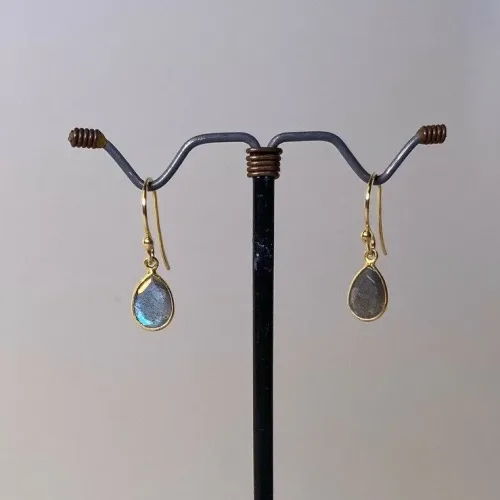 Guld Ørenringe med facetslebet Lille Dråbe - Labradorit, amulet, dråbe, blå øreringe, øreringe med sten, sten øreringe, stenøreringe, blå sten, ørehængere, ægte sølv, ægte guld, forgyldte øreringe, forgyldte sølv øreringe, ørehængere, hængeøreringe, små øreringe, små ørekroge, fine, elegante, feminine, festøreringe, til fest, diskrete, labradoit øreringe, smykker med, maanesten, månesten, iriserende, opal, tilbud, billige, holdbare, kvalitet, flotte, fine, modere, tidsløse, design, dansk, biti, ribe, guldøreringe, susanne friis bjørner, stine a, corydon, brands,