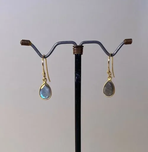 Guld Ørenringe med facetslebet Lille Dråbe - Labradorit, amulet, dråbe, blå øreringe, øreringe med sten, sten øreringe, stenøreringe, blå sten, ørehængere, ægte sølv, ægte guld, forgyldte øreringe, forgyldte sølv øreringe, ørehængere, hængeøreringe, små øreringe, små ørekroge, fine, elegante, feminine, festøreringe, til fest, diskrete, labradoit øreringe, smykker med, maanesten, månesten, iriserende, opal, tilbud, billige, holdbare, kvalitet, flotte, fine, modere, tidsløse, design, dansk, biti, ribe, guldøreringe, susanne friis bjørner, stine a, corydon, brands,