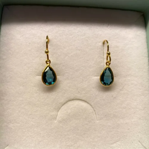 Guld Ørenringe med facetslebet Lille Dråbe - Londonblå Krystal, london blue, london blå, topas, topaz, ædelsten, halvædelsten, guldøreringe, ørehængere, blå, hænge øreringe, små, fine, stine a, dulong, julie sandlau